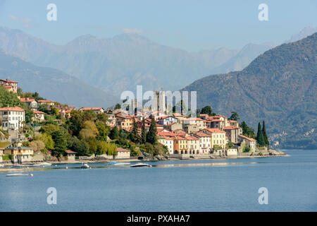 Landschaft von grünen See Küste von Comer See mit San Siro Dorf und Rezzonico schloss, Schuß in Richtung Westen im Hellen fällt Licht in der Nähe von San Siro, Comer See, Ital Stockfoto