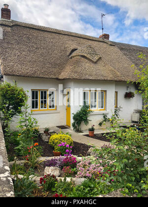 Adare, Irland - 13 Juli, 2018: Adare ist ein kleines Dorf in der Grafschaft Limerick, Irland, architektonischen Formen der strohgedeckten Cottages in der Nähe des entranc gehören Stockfoto