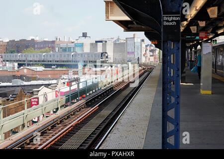 New York City, NY; August 2018: Züge und der Annäherung an den Strand von Brighton U-Bahn Haltestelle in Brooklyn, NY Stockfoto