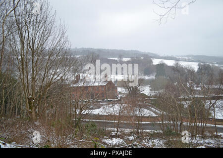 Chartwell Winston Churchill's Home, gesehen von der Greensand Weise auf die Seemänner Hill Schleife Pfad, März 2018. Blick auf den verschneiten Kent Weald über Stockfoto