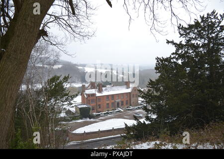 Chartwell Winston Churchill's Home, gesehen von den Seemännern Hill Schleife Pfad, März 2018. Blick auf die Kent Weald über Stockfoto