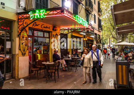 Bar Central Palma Altstadt Leute, die an der Placa de Weyler Straße Palma de Mallorca vorbeifahren, Spanien alte Touristen zu Fuß in der Altstadt Stockfoto