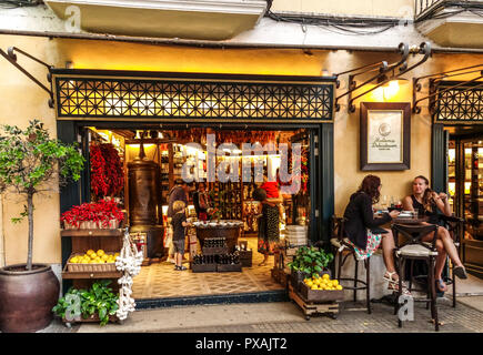 Palma de Mallorca Altstadt Feinkostgeschäft und Bar, Placa de Weyler, Palma de Mallorca Bar Spanien Straße Stockfoto