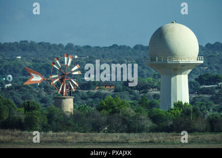 Palma de Mallorca, Radar und Windmühle am Flughafen, Spanien Flugsicherungsradar Stockfoto