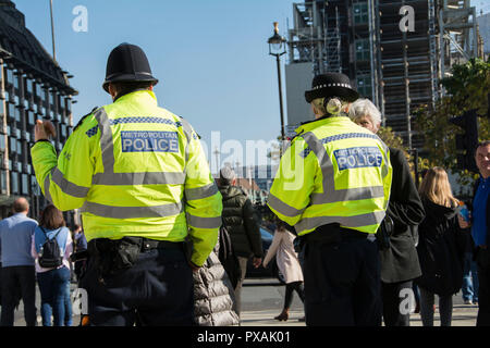 Polizei (bobbies) tragen hohe vis Jacken auf den Beat in Parliament Square, Westminster, London, UK Stockfoto