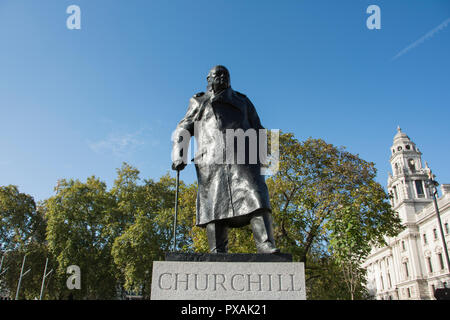 Ivor Roberts-Jones 'Bronzestatue von Premierminister Winston Churchill in Parliament Square, London, England, Großbritannien Stockfoto