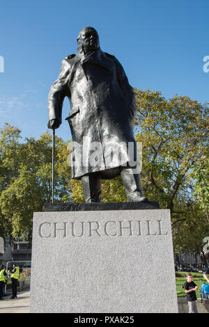 Ivor Roberts-Jones 'Bronzestatue von Premierminister Winston Churchill in Parliament Square, London, England, Großbritannien Stockfoto