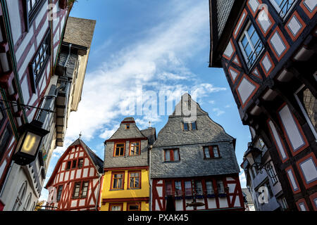 Alte Fachwerk Häuser in Limburg Deutschland vor blauem Himmel, Low Angle View, hdr gedreht. Stockfoto