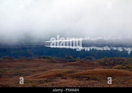 Rauch, spiegelt sich in Loch Eil aus der (jacobite Herr der Inseln) Dampflok auf dem Weg zur schottischen Berge Corbett Stob Coire ein 'Chearcaill Stockfoto