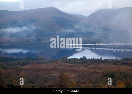 Rauch, spiegelt sich in Loch Eil aus der (jacobite Herr der Inseln) Dampflok auf dem Weg zur schottischen Berge Corbett Stob Coire ein 'Chearcaill Stockfoto