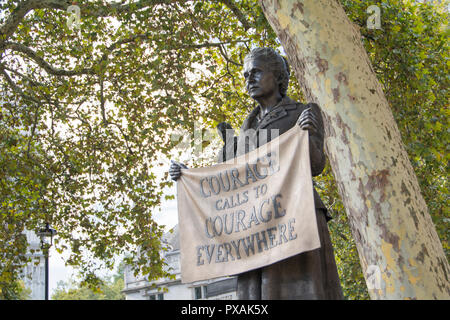 "Mut fordert Mut, überall" - Gillian Wearing die Bronzestatue von Millicent Fawcett in Parliament Square, London, England, Großbritannien Stockfoto