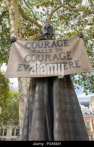 "Mut fordert Mut, überall" - Gillian Wearing die Bronzestatue von Millicent Fawcett in Parliament Square, London, England, Großbritannien Stockfoto