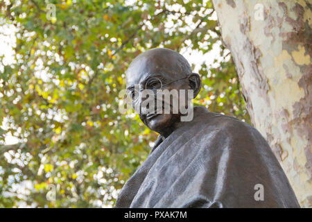 Eine Bronzestatue von Mahatma Gandhi in Parliament Square, Westminster, London, von dem Bildhauer Philip Jackson. Stockfoto