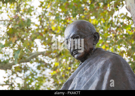 Eine Bronzestatue von Mahatma Gandhi in Parliament Square, Westminster, London, von dem Bildhauer Philip Jackson. Stockfoto