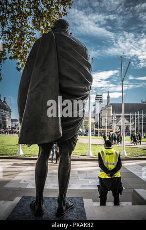 Eine Bronzestatue von Mahatma Gandhi in Parliament Square, Westminster, London, von dem Bildhauer Philip Jackson. Stockfoto