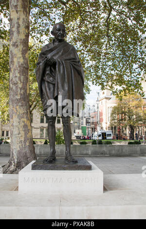 Eine Bronzestatue von Mahatma Gandhi in Parliament Square, Westminster, London, von dem Bildhauer Philip Jackson. Stockfoto