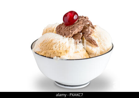 Eis Schüssel mit Schokolade, Vanille und Karamell icecream auf weißem Hintergrund mit selektiven Fokus isoliert Stockfoto