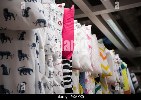 Bunten Vorhang Proben hängen von Aufhängungen auf der Schiene in einem display Store mehrere Farbe fabric Texture Samples Auswahl Stoffe für Inneneinrichtung, Vorhänge, Tüll- und Polstermöbelindustrie. Stockfoto