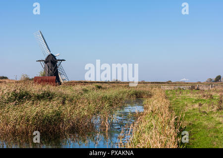 Herringfleet Mühle oder Walker's Mühle ist ein Grad II Liste* Kittel Mühle an Herringfleet, Suffolk, England, in einem schlechten Zustand mit zwei Segel entfernt Stockfoto