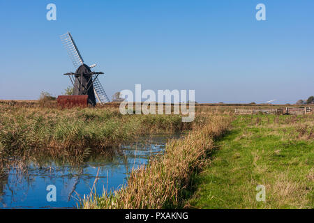 Herringfleet Mühle oder Walker's Mühle ist ein Grad II Liste* Kittel Mühle an Herringfleet, Suffolk, England, in einem schlechten Zustand mit zwei Segel entfernt Stockfoto