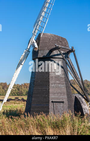 Herringfleet Mühle oder Walker's Mühle ist ein Grad II Liste* Kittel Mühle an Herringfleet, Suffolk, England, in einem schlechten Zustand mit zwei Segel entfernt Stockfoto