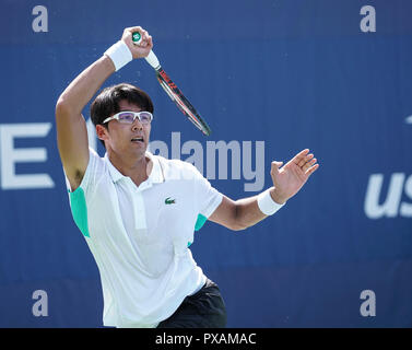 New York, NY - 28. August 2018: Hyeon Chung von Korea zurück Kugel während der US Open 2018 Runde 1 Spiel gegen Ricardas Berankis Litauens an USTA Billie Jean King National Tennis Center Stockfoto