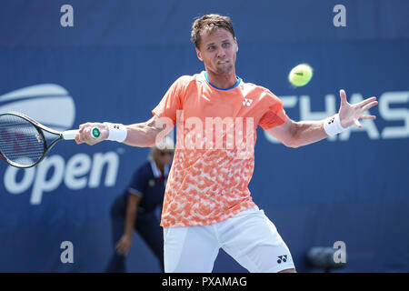 New York, NY - 28. August 2018: Ricardas Berankis in Litauen zurück Kugel während der US Open 2018 Runde 1 Spiel gegen Hyeon Chung von Korea an USTA Billie Jean King National Tennis Center Stockfoto