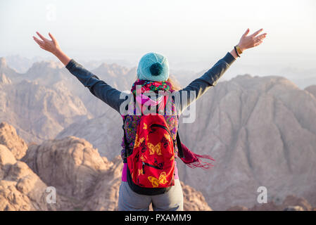 Frau auf einer Bergspitze in den Bergen des Sinai Stockfoto