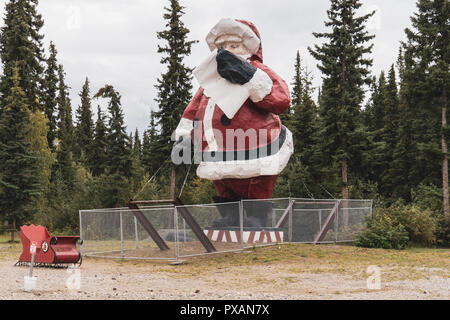 10. AUGUST 2018 - Nordpol, Alaska: Riesige Weihnachtsmann Statue außerhalb des berühmten Santa Claus Haus ist ein beliebter Anziehungspunkt für Touristen am Straßenrand Stockfoto