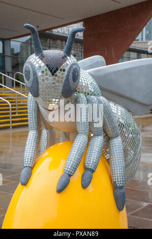 Bling Biene, von Jayne Ford. Eine der Biene in der Stadt Skulpturen, außerhalb des Manchester Central Building, Manchester, UK. Stockfoto