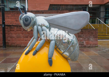 Bling Biene, von Jayne Ford. Eine der Biene in der Stadt Skulpturen, außerhalb des Manchester Central Building, Manchester, UK. Stockfoto