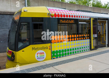 Der Regenbogen Straßenbahn, ein Manchester Metrolink Tram mit Regenbogen Farben der Manchester Pride Festival, Manchester, England, UK zu feiern. Stockfoto
