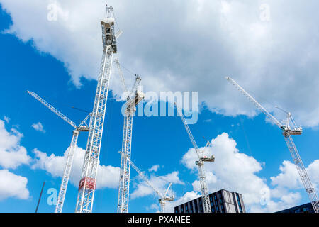 Turmdrehkrane am Kreis Platz Büro- und Wohnbebauung, Oxford Road, Manchester, England, Großbritannien Stockfoto