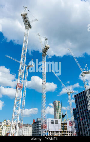 Turmdrehkrane am Kreis Platz Büro- und Wohnbebauung, Oxford Road, Manchester, England, Großbritannien Stockfoto