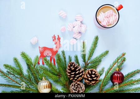 Neues Jahr und Weihnachten Dekoration kleine Tanne Baum Weihnachten Kugeln und Konen der Tasse mit Kaffee und murshmallows, süß und niedlich Komposition. Win Stockfoto