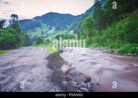 Fluss in den Karpaten. Stockfoto