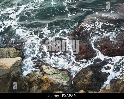 Schöne Meer surfen, stürmische Wellen und Felsen. Blick von oben. Close-up Stockfoto