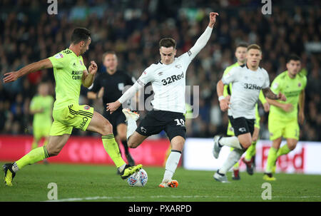 Von Derby County Tom Lawrence (Mitte) hat einen Schuß auf Ziel während der Sky Bet Championship Match im Pride Park, Derby. Stockfoto