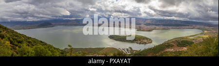 Schöne Panoramasicht auf den See von Ioannina Ligkiades Bergdorf mit der See Insel in der foreround und Ioannina Stadt im Hintergrund Stockfoto