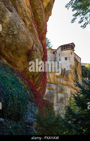 Der Blick auf die Felsen und Vegetation an der Meteora Felsen Klosteranlage in Griechenland Stockfoto