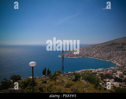 Antenne Panoramablick auf die Stadt und die Bucht von Saranda Ionische Meer Lekuresi Schloss in Albanien Stockfoto