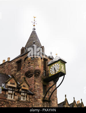 Canongate Mautstelle, ein historisches Wahrzeichen der Altstadt von Edinburgh. Schuß an einem bewölkten Tag Stockfoto