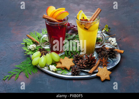 Weihnachten Urlaub heiße Getränke - Konzept der festlichen Menü an der Bar. Glühwein. Stockfoto