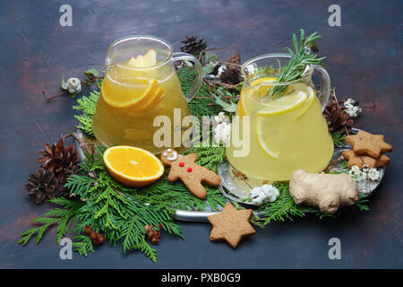 Weihnachten Urlaub heiße Getränke - Konzept der festlichen Menü an der Bar. Himbeere, Orange und Cranberry Tee. Stockfoto