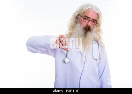 Studio shot der älteren bärtigen Mann Arzt, der Daumen nach unten Stockfoto