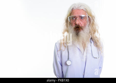 Studio shot der älteren bärtigen Mann Arzt denken beim Tragen Stockfoto