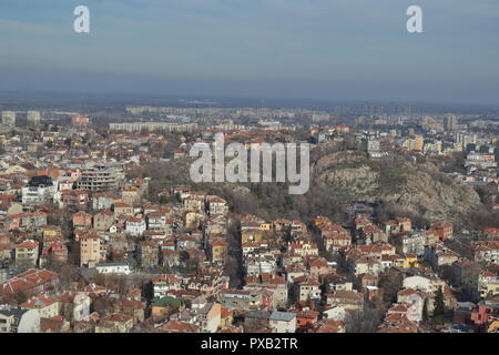 Panoramafoto von Plovdiv von Bunardzhika. Plovdiv ist die zweitgrößte Stadt Bulgariens mit einer Bevölkerung von 345,213 Menschen an der aktuellen Adresse Stockfoto