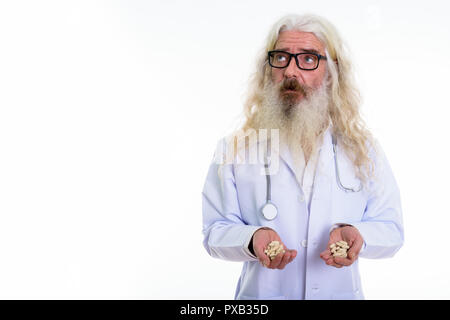 Studio shot der älteren bärtigen Mann Arzt Brillen tragen Whil Stockfoto