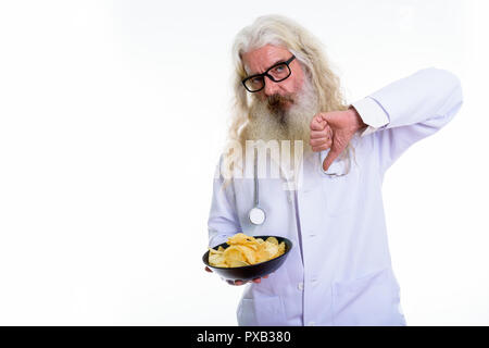 Studio shot der älteren bärtigen Mann Arzt, der Daumen nach unten, Stockfoto