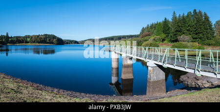 Panorama von Kennick Reservoir in Dartmoor National Park, England, UK, auf einem hellen klaren Tag mit der Einnahme Turm Gantry, Stretching und Reflexion Stockfoto